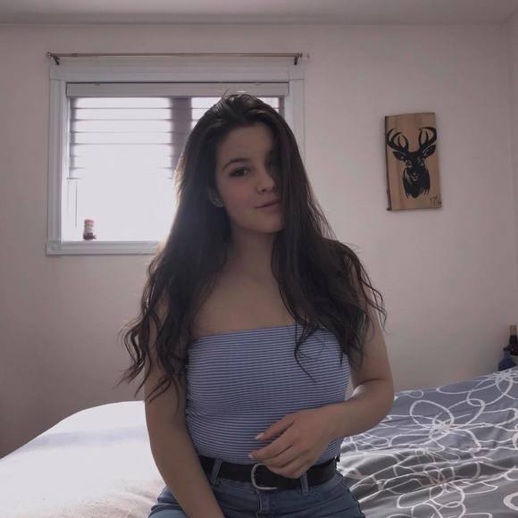 Meet your Posher, Léa - Picture 1 of 1